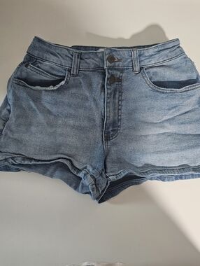 Vanilla Star Light Blue Denim Jean Short With Double Botton Front In Size 3 W 26